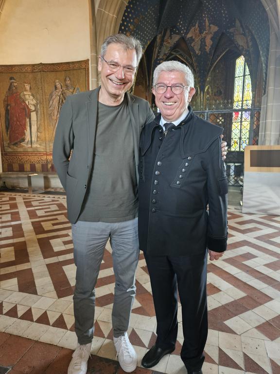 Landrat Kai Emanuel (l.) gratuliert Prof. Klaus-Dieter Barbknecht zum Sächsischen Verdienstorden. 