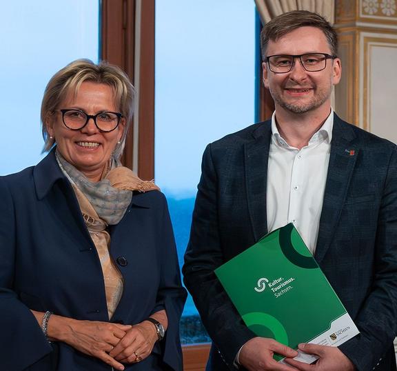 Staatsministerin Barbara Klepsch bei der Ehrung des Torgauer Vereinschefs Enrico Ryll. Foto: Jürgen Lösel