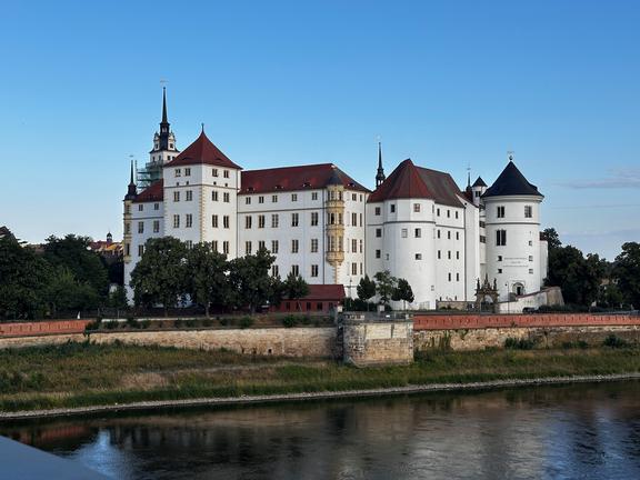 Blick auf die frisch sanierte Elbseite von Schloss Hartenfels in Torgau. 