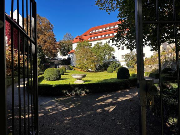 Blick in die herbstlichen Gärten von Schloss Hartenfels in Torgau. Foto: LRA/Stöber